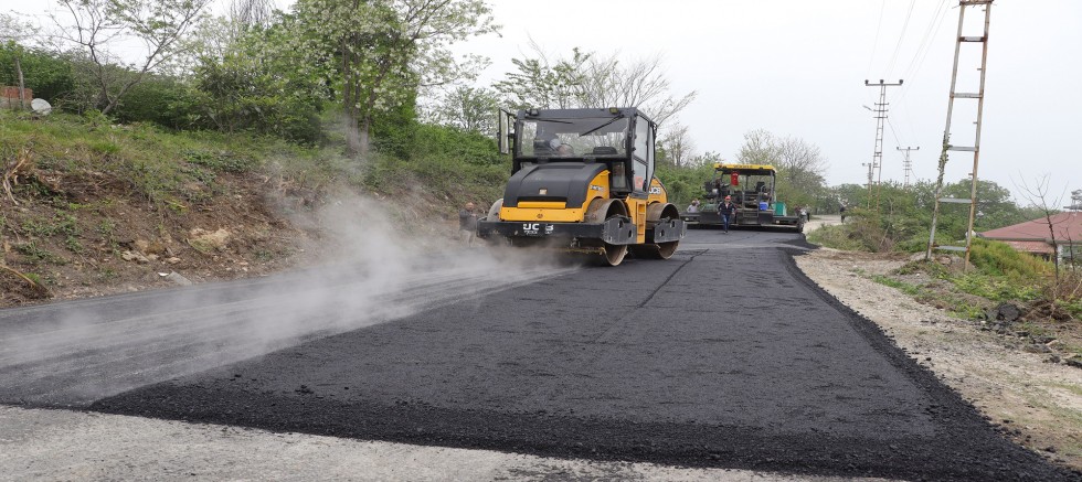 3 İLÇE İLE 10 MAHALLEYİ BİRBİRİNE BAĞLAYAN YOL ASFALTLANIYOR