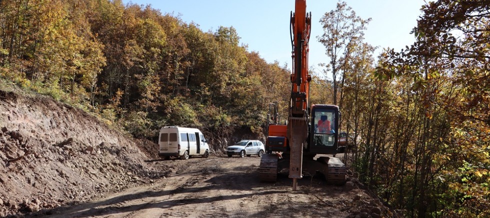 AKKUŞ’TA YOLLAR GENİŞLETİLİYOR