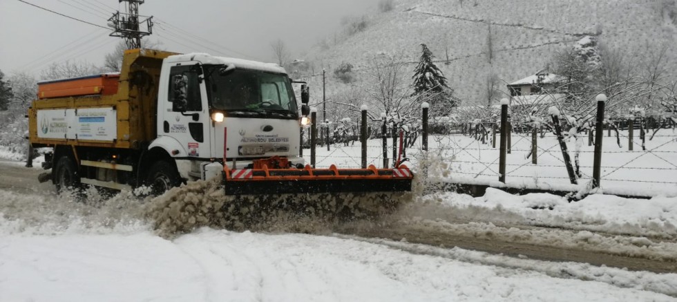 ALTINORDU BELEDİYESİ EKİPLERİ KARLA MÜCADELEDE SEFERBER OLDU