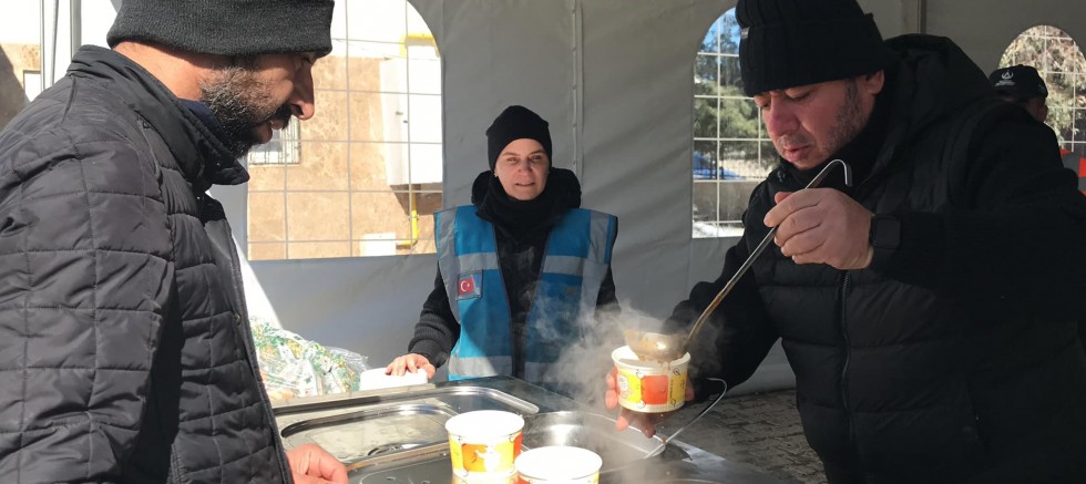ALTINORDU BELEDİYESİ’NDEN DEPREM BÖLGESİNDE 24 SAAT SICAK YEMEK