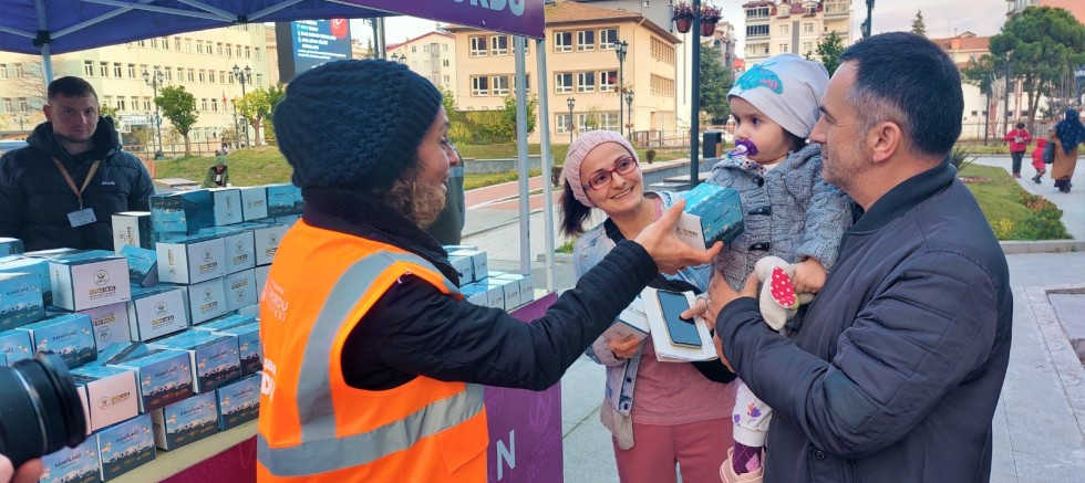 ALTINORDU BELEDİYESİ’NDEN GELENEKSEL KANDİL SİMİDİ İKRAMI