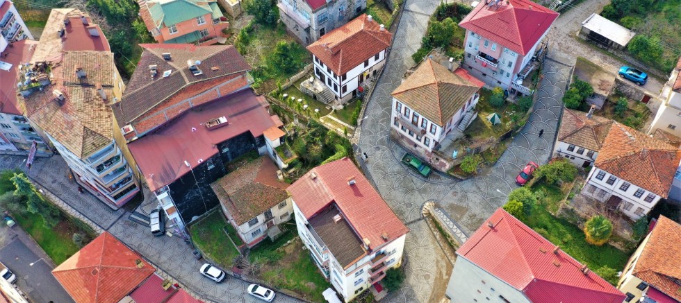ALTINORDU’NUN TARİHİ SOKAKLARI YENİLENEN YÜZÜYLE VİTRİNE ÇIKIYOR