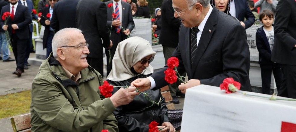 AREFE GÜNÜNDE ŞEHİTLİKLER ZİYARET EDİLDİ