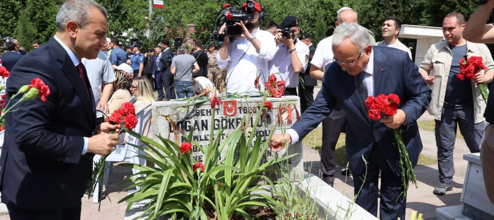 AREFE GÜNÜNDE ŞEHİTLİKLER ZİYARET EDİLDİ