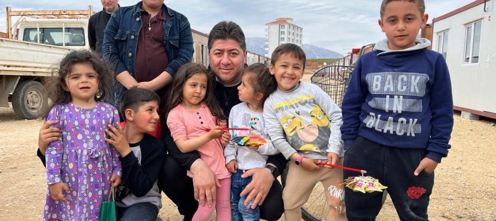 BAŞKAN AŞKIN TÖREN DEPREMZEDELERİ BAYRAMDA DA YALNIZ BIRAKMADI
