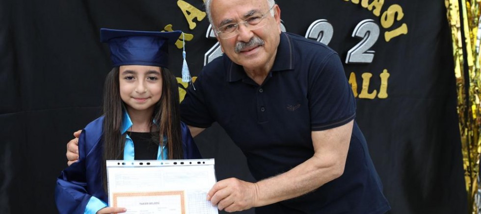 BAŞKAN GÜLER ÇOCUKLUĞUNUN GEÇTİĞİ İLKOKULDA KARNE DAĞITTI