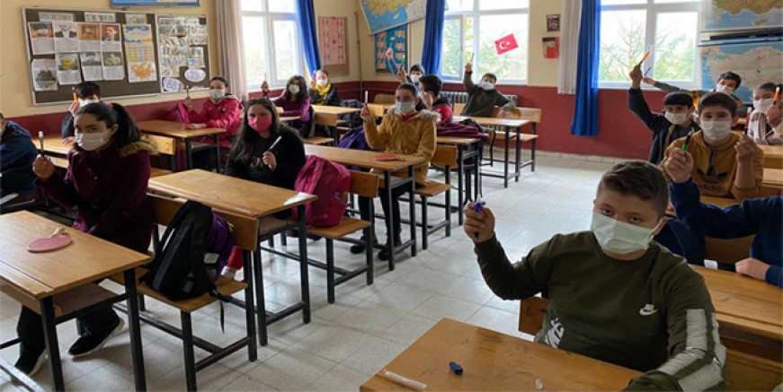 BAŞKAN GÜLER’DEN ÖĞRENCİLERE DEZENFEKTAN KALEM HEDİYESİ