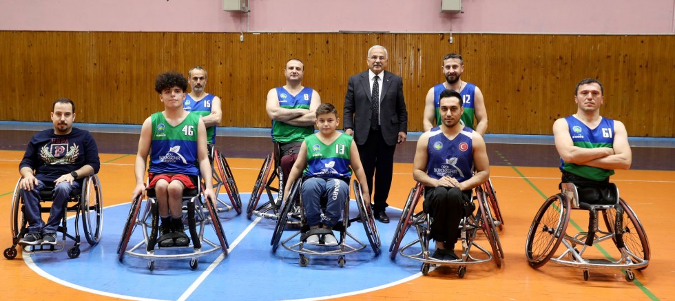 BAŞKAN GÜLER, ENGELLİ BASKETBOL TAKIMINI ZİYARET ETTİ