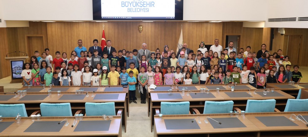 BAŞKAN GÜLER, KOMŞU İLİN ÖĞRENCİLERİNİ AĞIRLADI