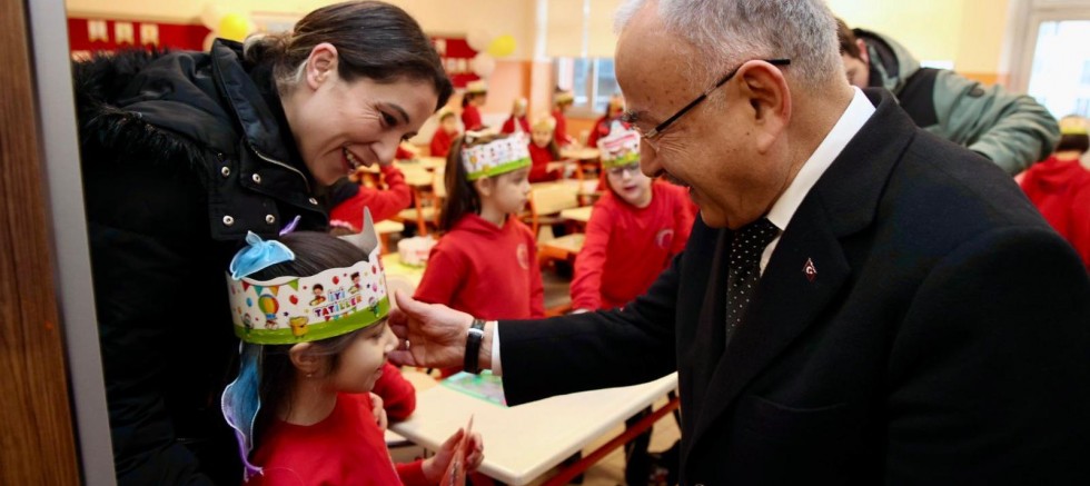 BAŞKAN GÜLER MİNİKLERİN KARNE SEVİNCİNE ORTAK OLDU