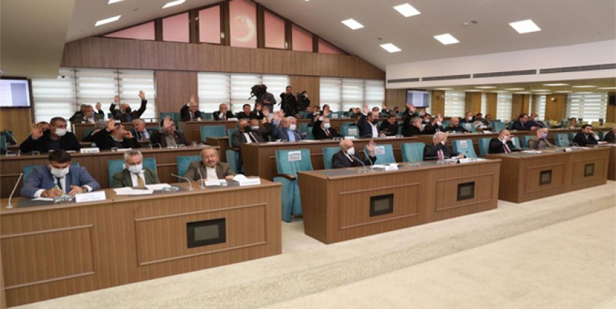 BAŞKAN GÜLER, YİNE ESNAFIN YANINDA 