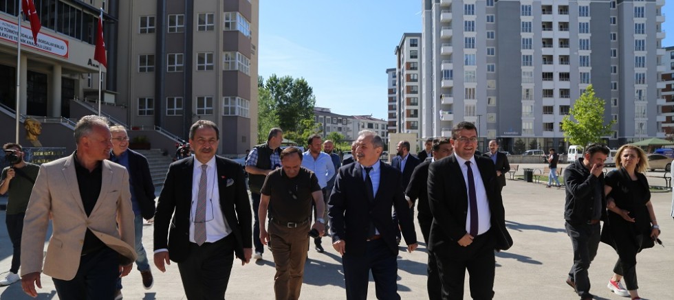 BU OKUL FABRİKA GİBİ ÇALIŞARAK EKONOMİYE KATKI SAĞLAYACAK
