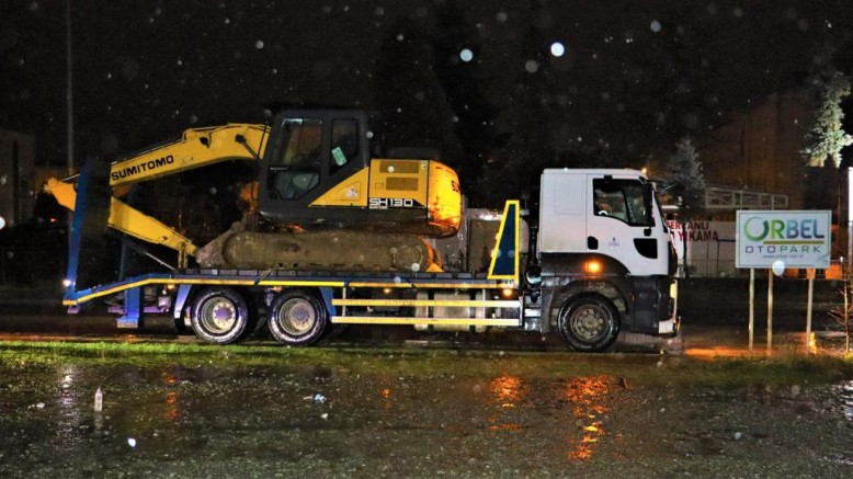 BÜYÜKŞEHİR BELEDİYESİ DEPREM BÖLGESİNE 105 ARAÇ, 158 PERSONEL GÖNDERDİ