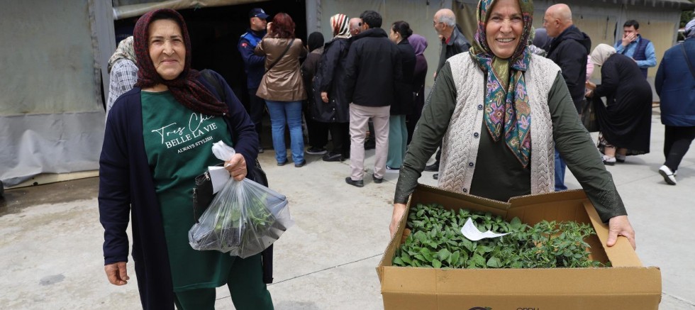 BÜYÜKŞEHİR DESTEKLERLE TEŞVİK ETTİ, VATANDAŞLAR KENDİ SEBZESİNİ ÜRETTİ 
