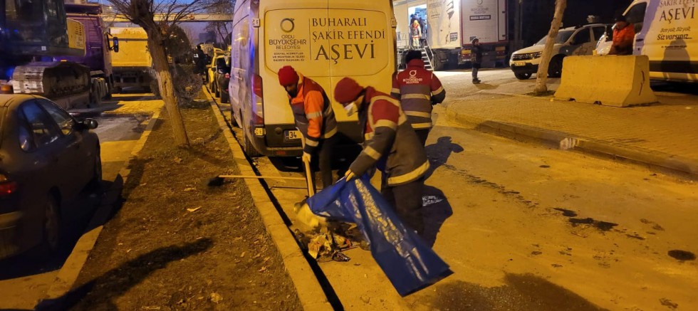 BÜYÜKŞEHİR EKİPLERİ DEPREM BÖLGELERİNDE CADDE VE SOKAKLARI TEMİZLİYOR 