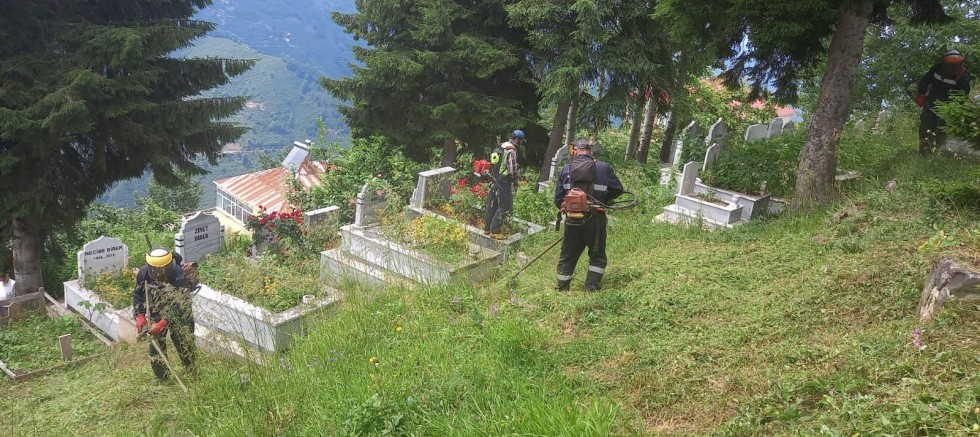 BÜYÜKŞEHİR MEZARLIKLARI BAYRAMA HAZIRLIYOR
