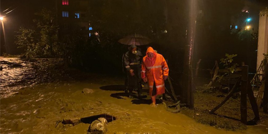 BÜYÜKŞEHİR ÜNYE’DEKİ YAĞIŞLARDA ETKİN BİR MÜCADELE VERDİ 