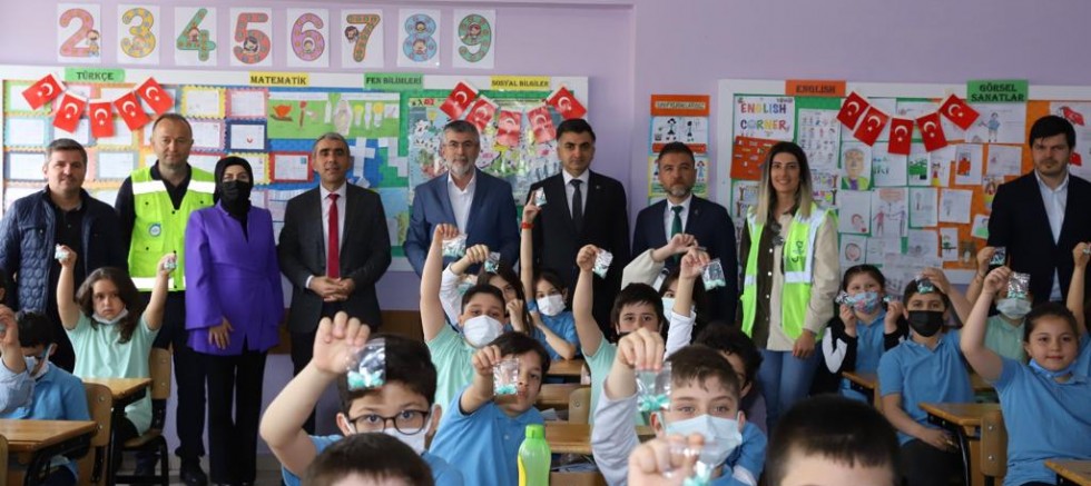 BÜYÜKŞEHİRDEN ÇOCUKLARA ANLAMLI HEDİYE 