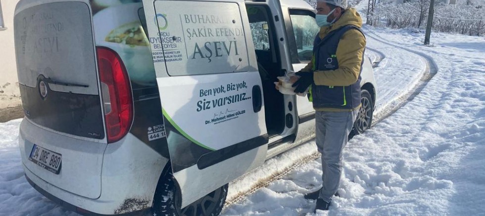 BÜYÜKŞEHİRDEN HER GÜN 1000 KİŞİYE SICAK YEMEK 