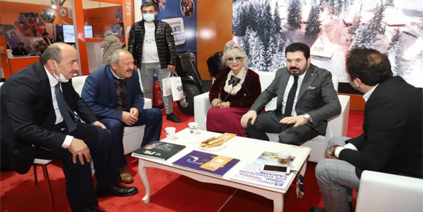 BÜYÜKŞEHİRİN STANTLARINA SİYASİ İSİMLERDEN YOĞUN İLGİ 