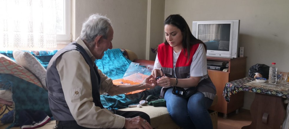BÜYÜKŞEHİRLE YAŞ ALMIŞ VATANDAŞLARIN HAYATI KOLAYLAŞIYOR