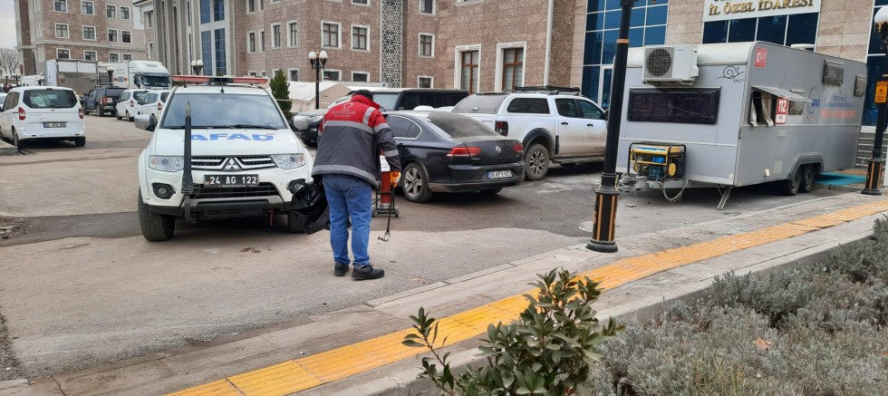 DEPREM BÖLGESİNDE TEMİZLİK SEFERBERLİĞİ 