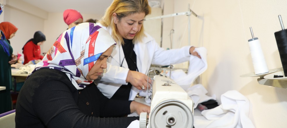 DEPREMİN ETKİSİNİ ORMEK KURSLARINDA DİKİŞ-NAKIŞ ÖĞRETEREK ATLATTI