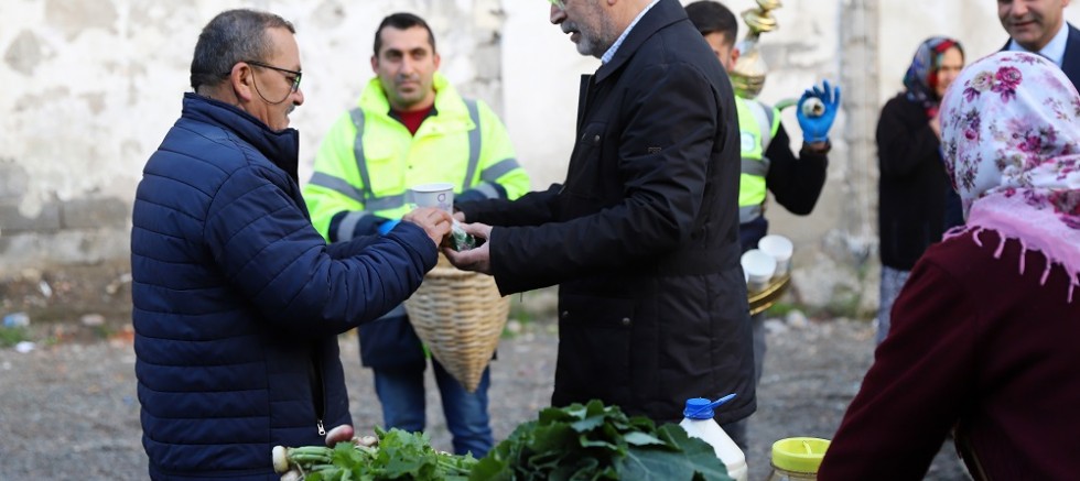 ESNAF VE VATANDAŞLAR GÜNE BÜYÜKŞEHİRİN ÇORBA İKRAMI İLE BAŞLIYOR