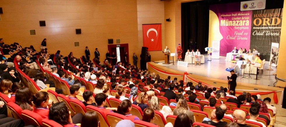 FİKRİNİ EN İYİ SAVUNAN BAYRAĞI GÖĞÜSLEDİ