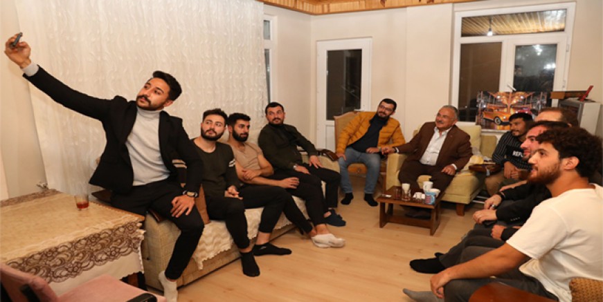 GENÇLERİN BAŞKANI HİLMİ GÜLER ÖĞRENCİLERLE BULUŞTU