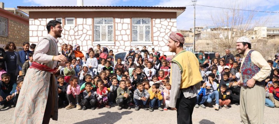 HER ŞEY ÇOCUKLAR GÜLSÜN DİYE