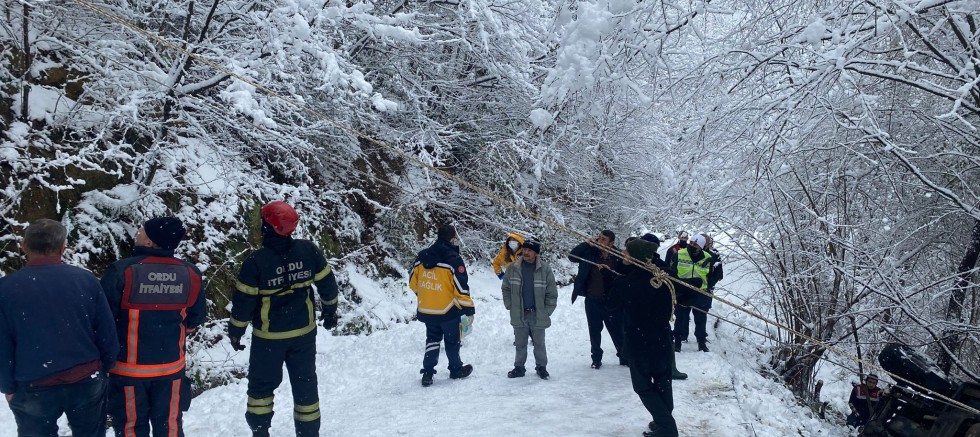 KAZA YAPAN SÜRÜCÜNÜN YARDIMINA İTFAİYE KOŞTU