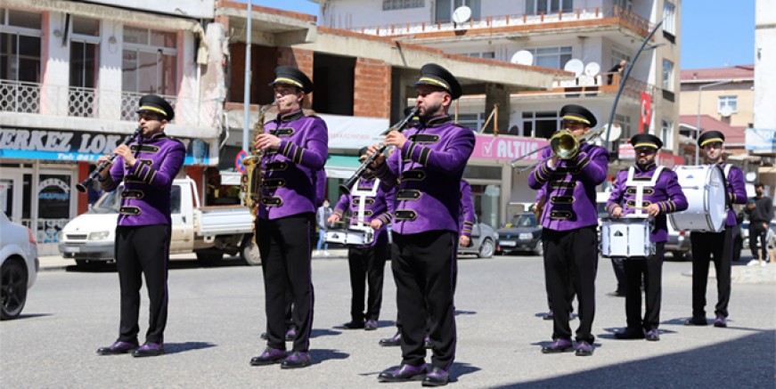 KENT ORKESTRASI VE ŞEHİR BANDOSU ÇOCUKLARIN YÜZÜNÜ GÜLDÜRDÜ 