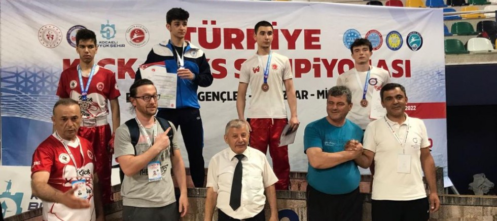 KİCK BOKS’DA BÜYÜKŞEHRE 2 GÜMÜŞ, 1 BRONZ MADALYA