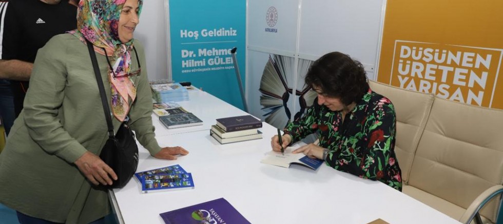 KİTAP FUARI DÜNYACA ÜNLÜ KALP CERRAHI GÜRSOY’U AĞIRLADI