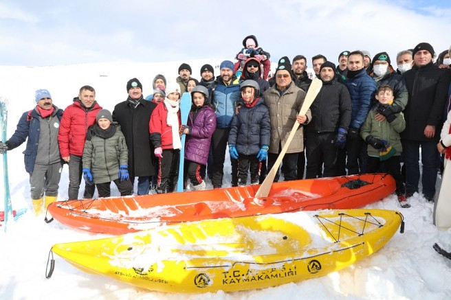 MENDERESLERİ İLE ÜNLÜ PERŞEMBE YAYLASI’NDA KAR EĞLENCEYE DÖNÜŞTÜ