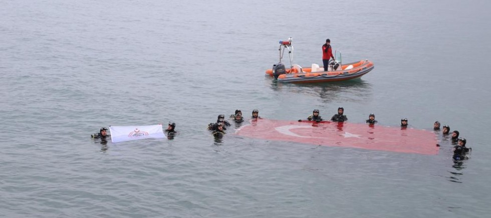 ORDU İTFAİYESİ’NDEN DENİZDE 19 MAYIS KUTLAMASI