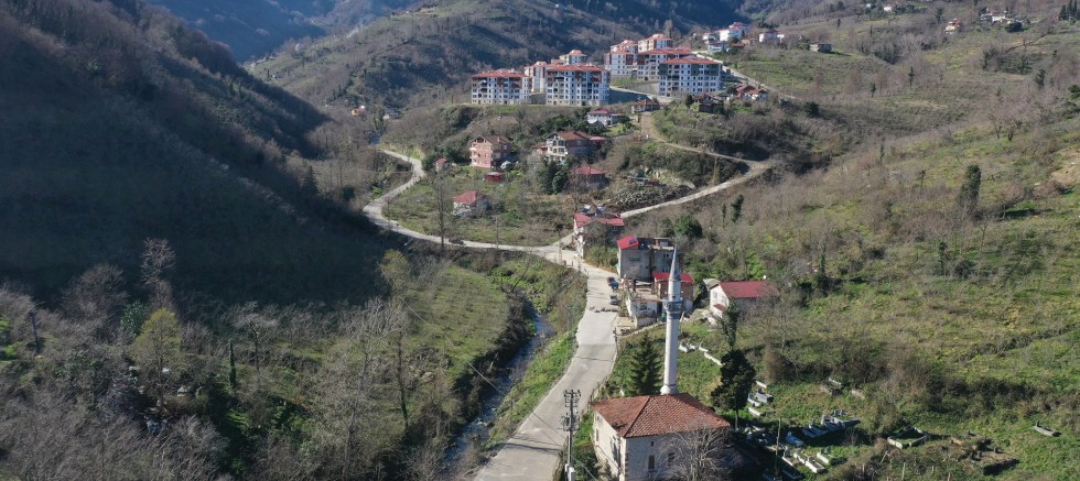 PERŞEMBE DÜZ MAHALLE BETON YOL KONFORUNA KAVUŞTU
