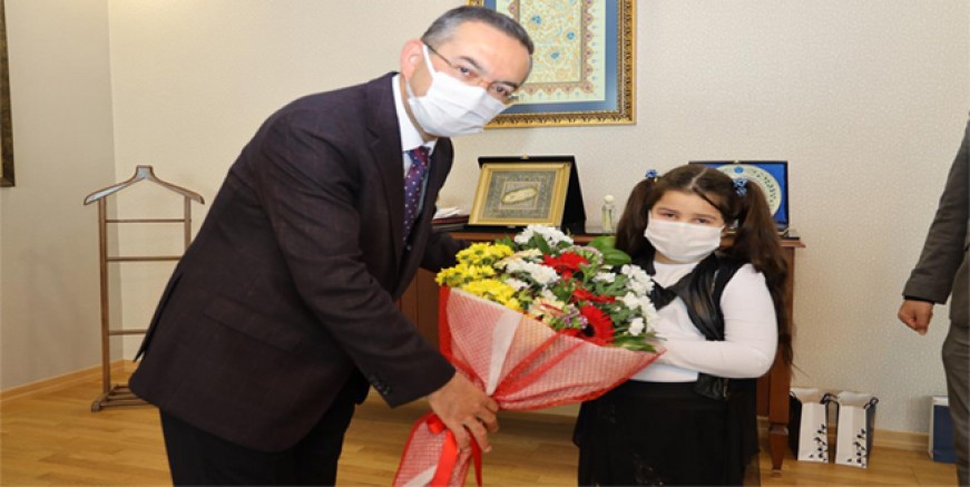 REKTÖR AKDOĞAN 23 NİSAN’DA KOLTUĞUNU ÇOCUKLARA DEVRETTİ