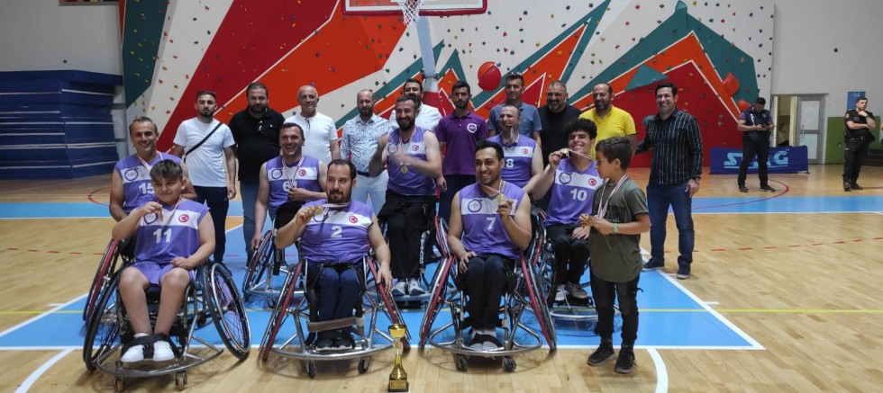 ŞAMPİYON KUPASINI ALDI