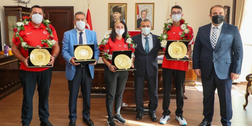 ŞAMPİYON OKÇULARIMIZDAN VALİ SONEL'E ZİYARET 