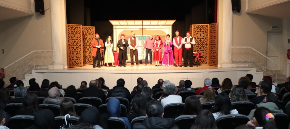 SOĞUK KIŞ GÜNLERİ, TİYATRO İLE ISINDI 