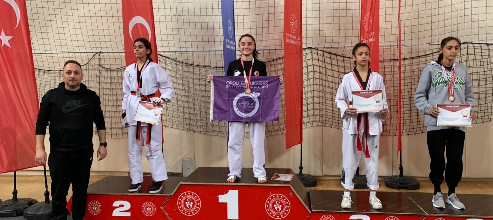 TAEKWONDO SPORCULARINDAN 4 MADALYA