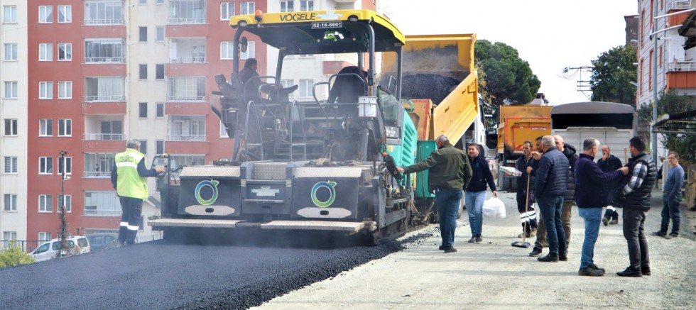 ÜNYE’DE İKİ SOKAK SICAK ASFALT İLE BULUŞTU