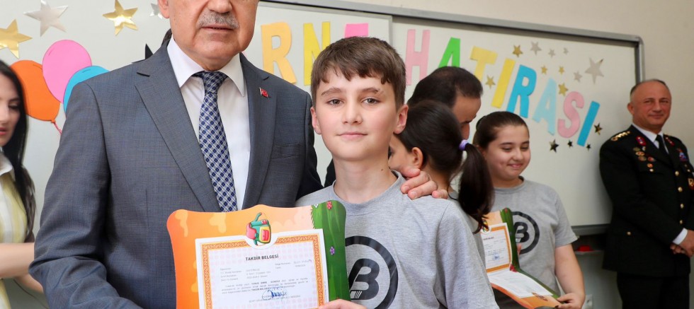 VALİ EROL, ÖĞRENCİLERİN KARNE SEVİNCİNE ORTAK OLDU