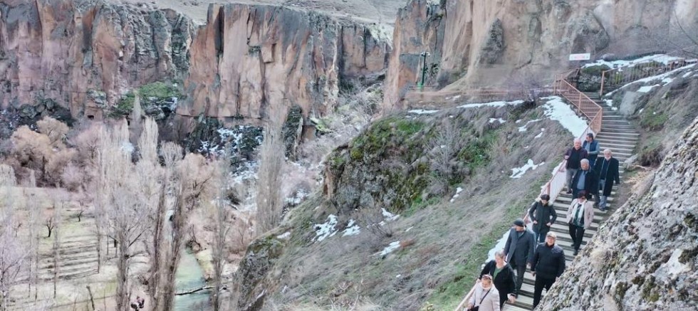 VALİ SONEL, EMEKLİ ÖĞRETMENLERE VERDİĞİ SÖZÜ DE YERİNE GETİRDİ 