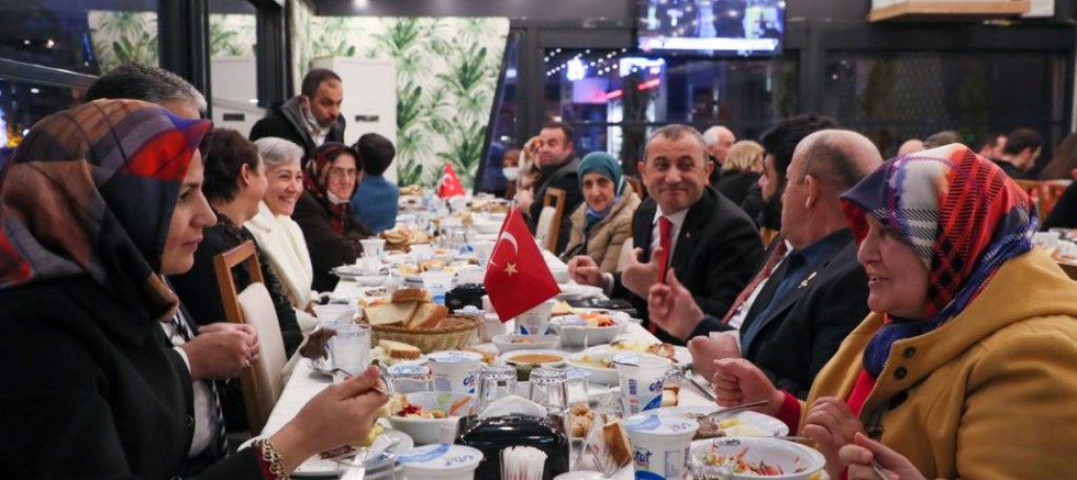 VALİ SONEL, ŞEHİT AİLELERİ VE GAZİLER ONURUNA YEMEK DÜZENLEDİ