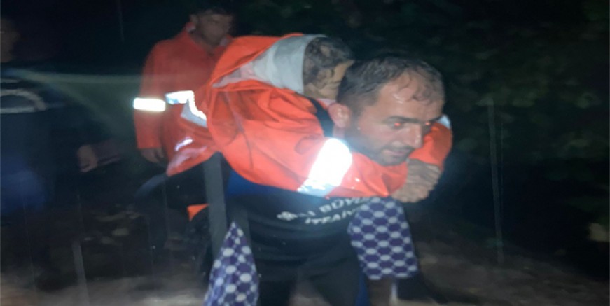YATAĞA BAĞIMLI HASTAYI İTFAİYE ERİ SIRTINDA TAŞIDI 