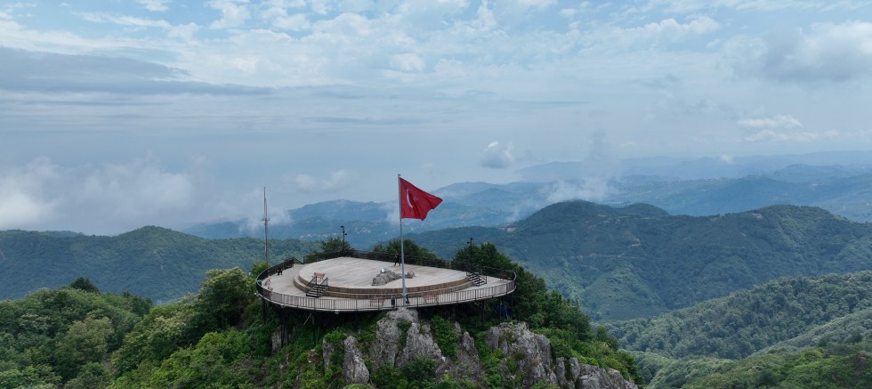 ZİRVEYE TIRMANAN YOROZ’A HAYRAN KALIYOR